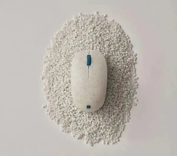 鼠标，不仅有磨砂的手感，也将黑点等瑕疵很好掩盖。